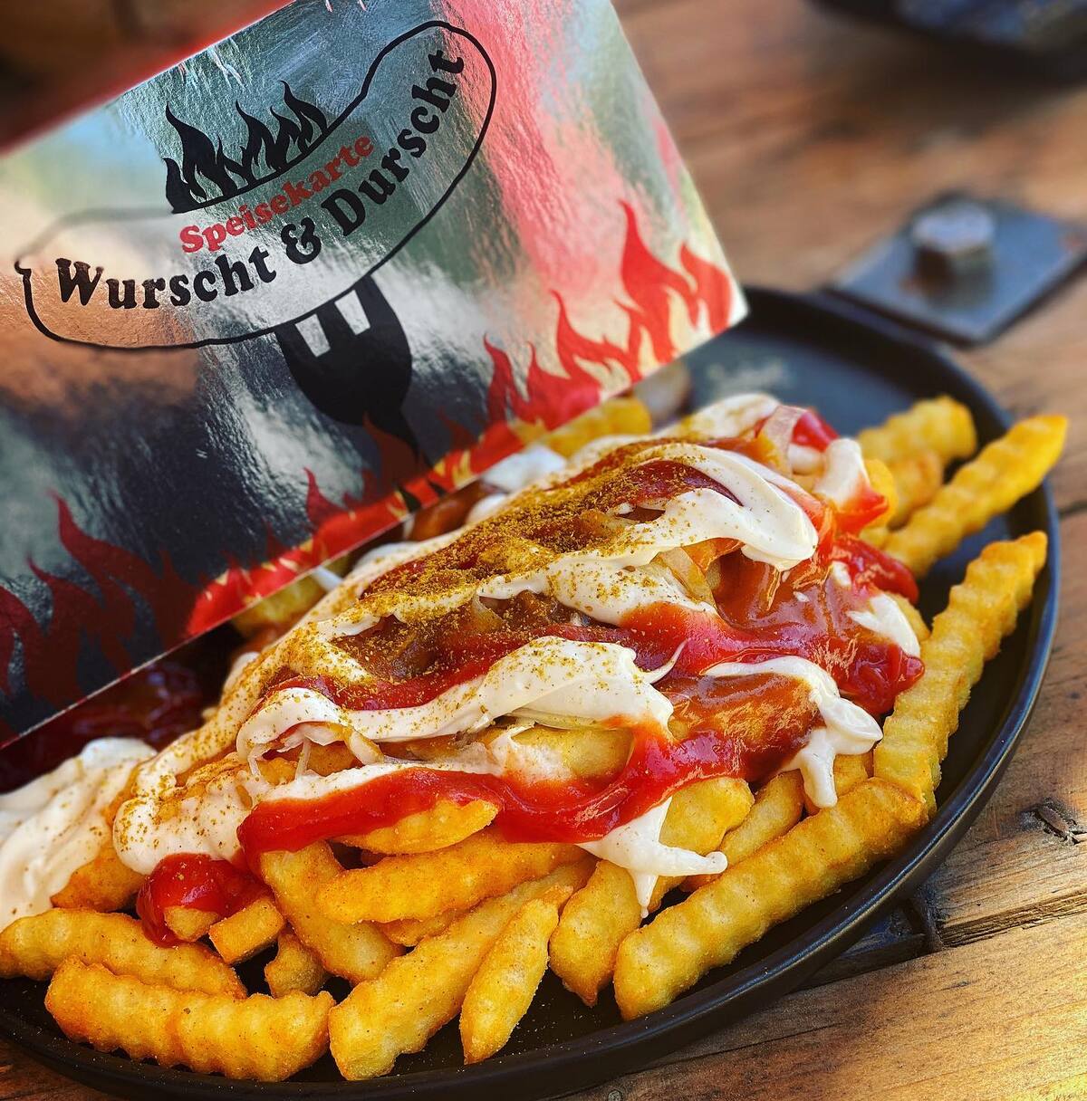 Spezial-Pommes mit hausgemachter Sauce bei Wurscht und Durscht