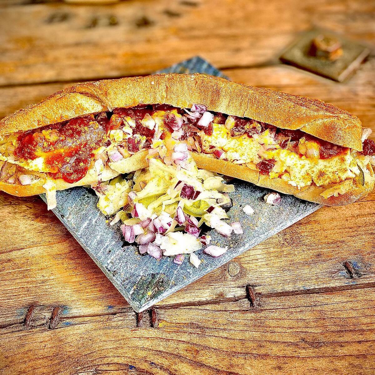 Wurst mit Curry, Zwiebeln und Baguette bei Wurscht und Durscht