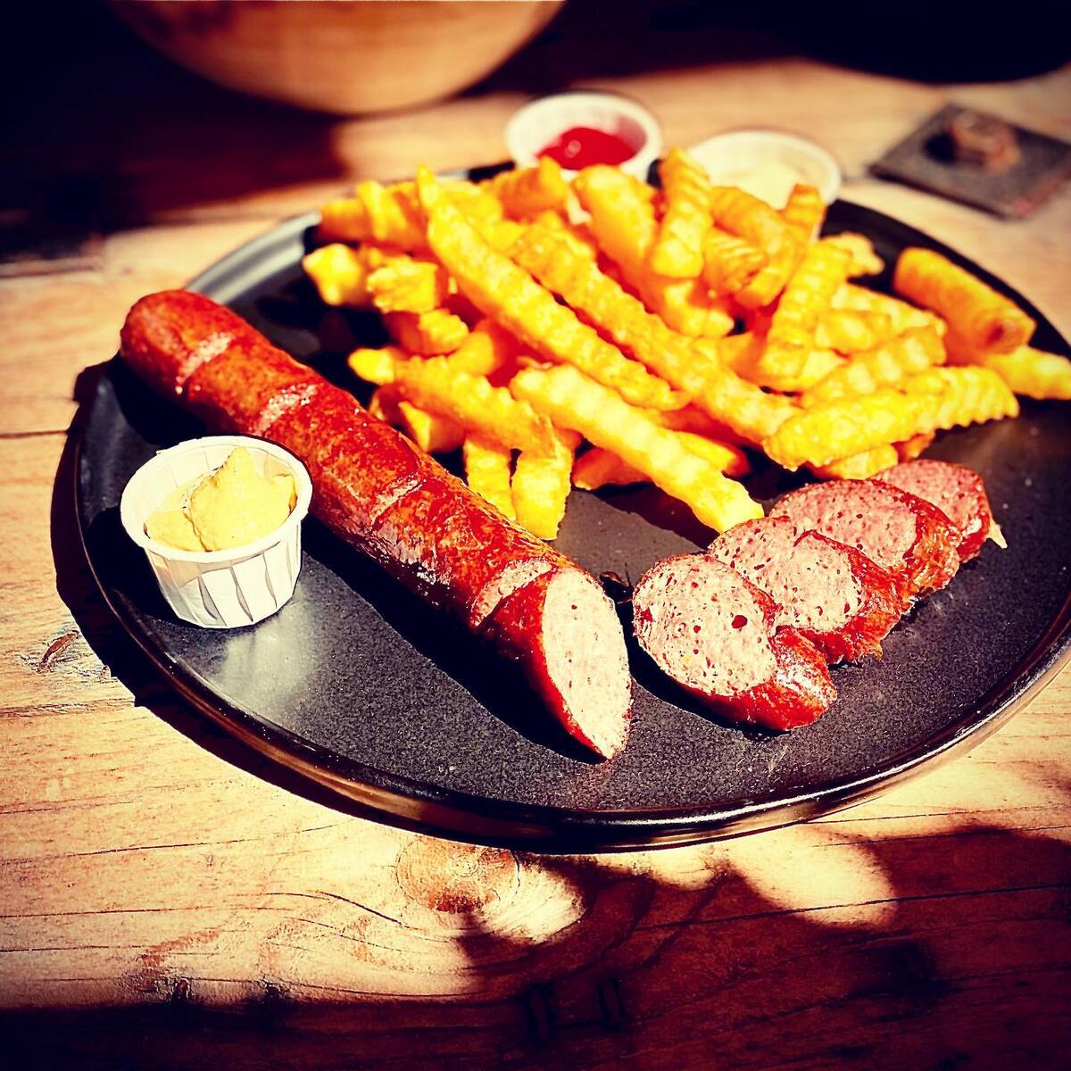 Wurst mit Pommes, Ketchup und Mayo