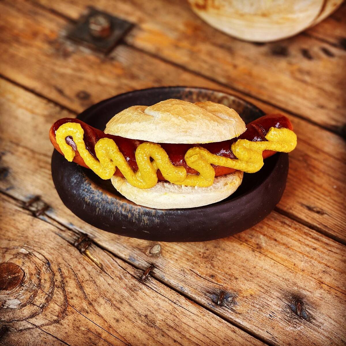 Wurst in der Semmel mit Senf